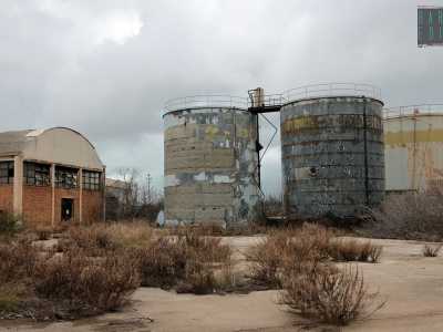 Dopo aver passato tre enormi silos grigi abbandonati, arriviamo allo svincolo per Altamura e seguiamo le indicazioni verso la citt� murgiana